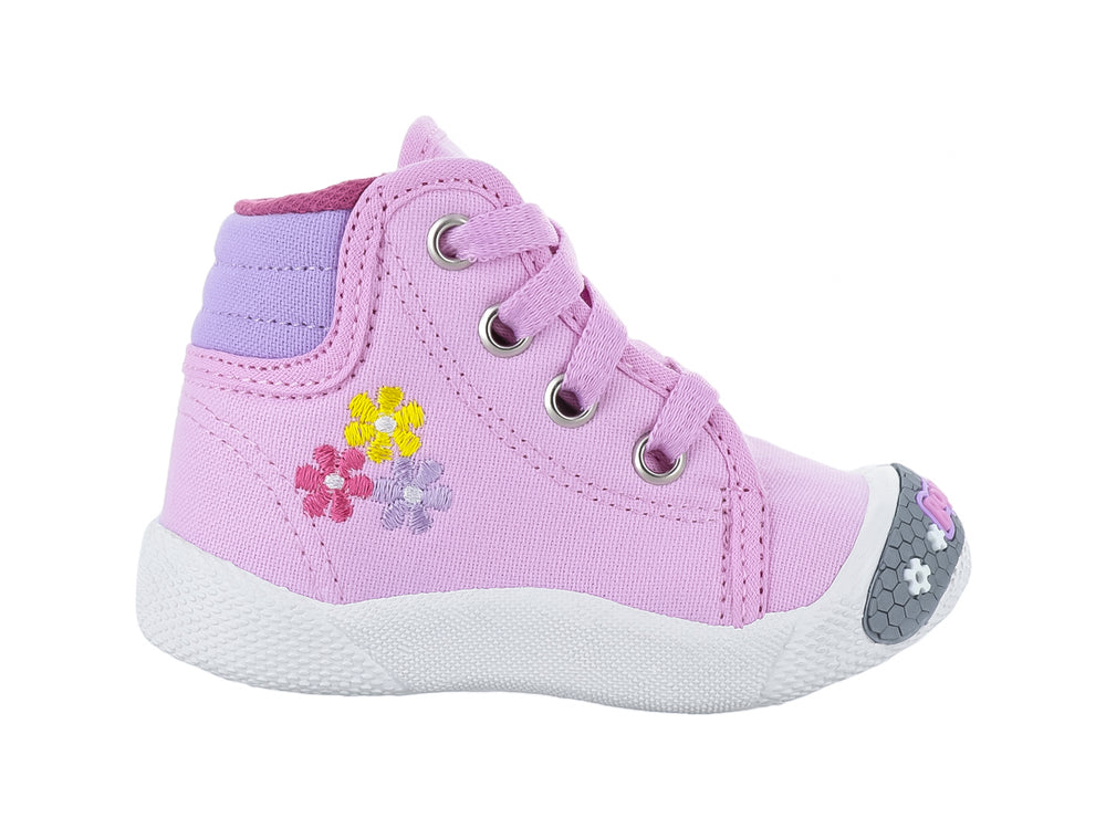 Zapato plano color rosa para niña con decoraciones de flores y suela blanca.