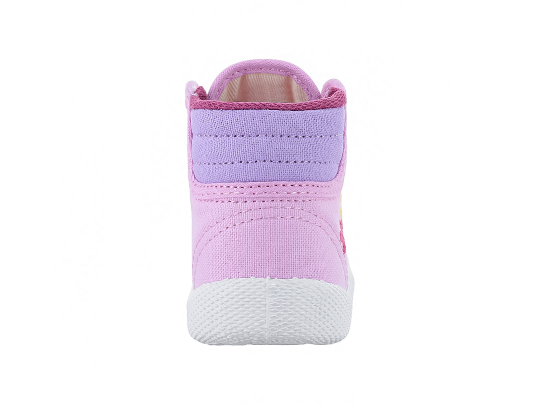 Zapato plano color rosa para niña con decoraciones de flores y suela blanca.