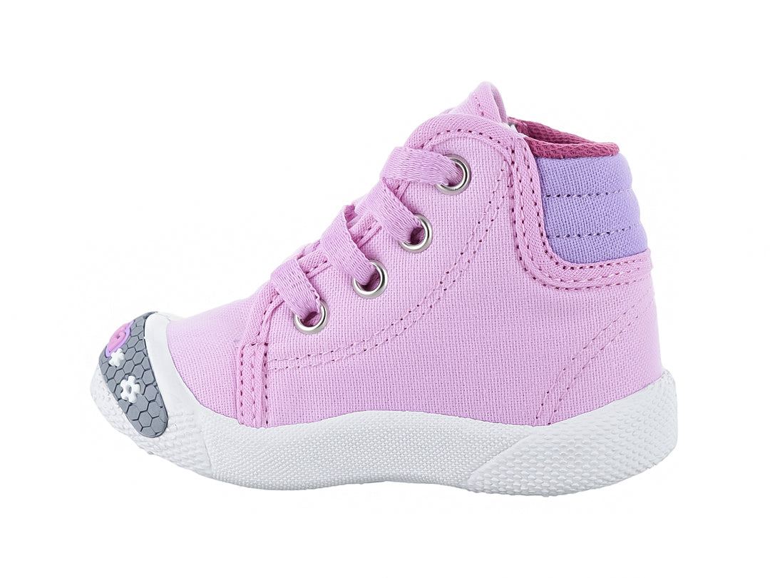 Zapato plano color rosa para niña con decoraciones de flores y suela blanca.