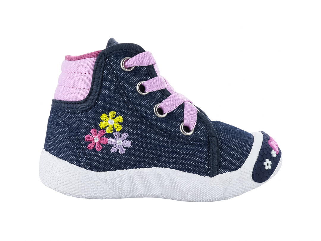 Zapato plano infantil de mezclilla azul con agujetas rosas, flores bordadas y suela blanca.