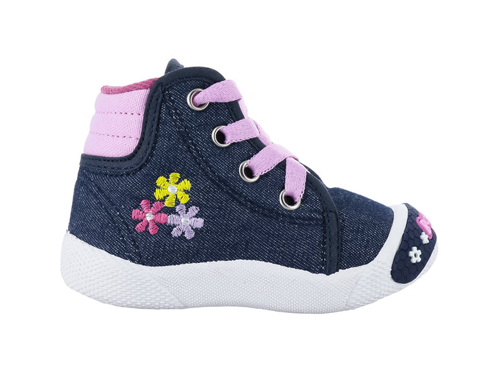 Zapato plano infantil de mezclilla azul con agujetas rosas, flores bordadas y suela blanca.