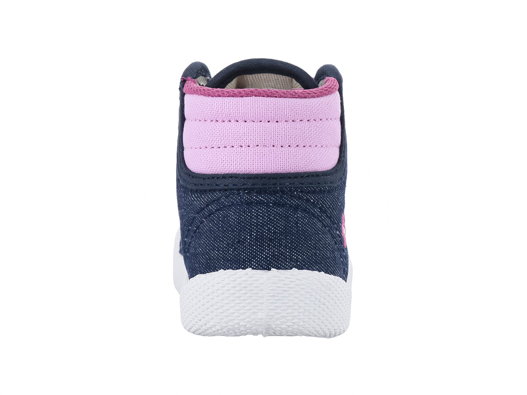 Zapato plano infantil de mezclilla azul con agujetas rosas, flores bordadas y suela blanca.