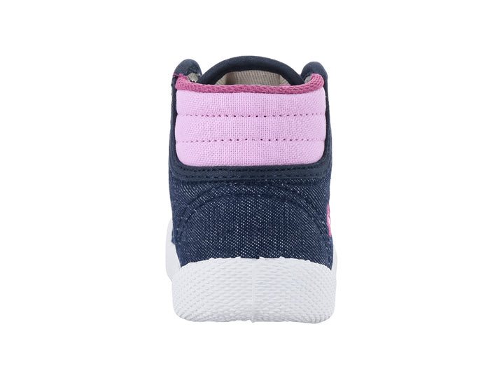 Zapato plano infantil de mezclilla azul con agujetas rosas, flores bordadas y suela blanca.
