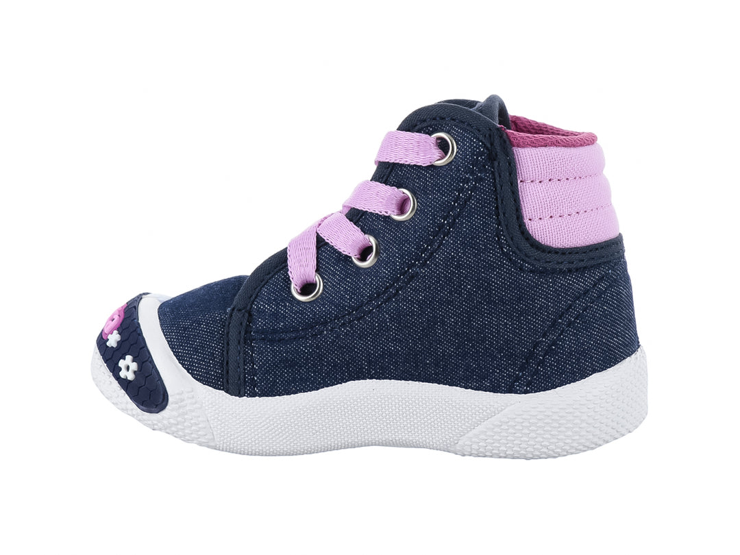Zapato plano infantil de mezclilla azul con agujetas rosas, flores bordadas y suela blanca.