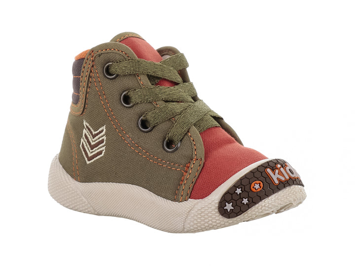 Tenis casuales para bebé en colores verde y naranja con suela blanca y cordones.