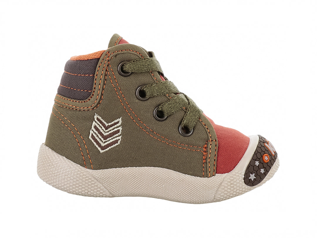Tenis casuales para bebé en colores verde y naranja con suela blanca y cordones.