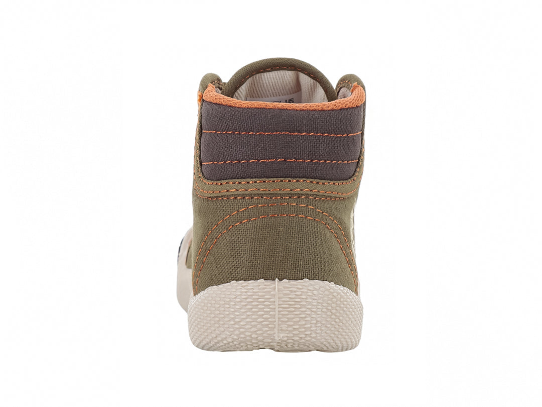 Tenis casuales para bebé en colores verde y naranja con suela blanca y cordones.