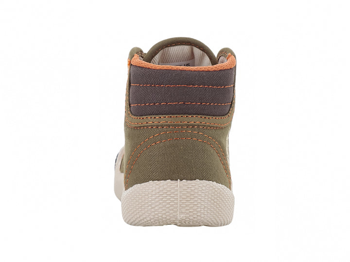 Tenis casuales para bebé en colores verde y naranja con suela blanca y cordones.