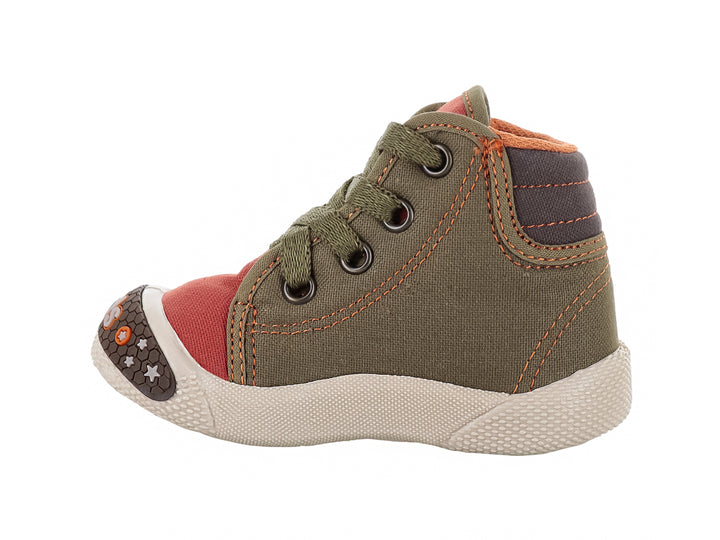 Tenis casuales para bebé en colores verde y naranja con suela blanca y cordones.