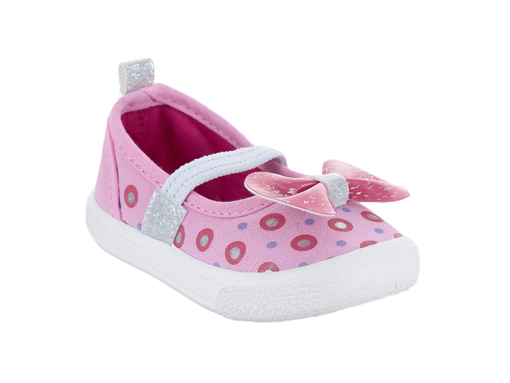 Zapato plano rosa para niña con estampado de puntos, moño decorativo y detalles en plateado brillante.