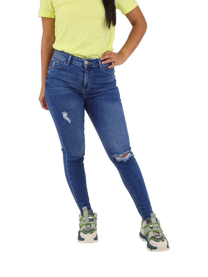 Jeans ajustados color azul con detalles de roturas en las piernas.