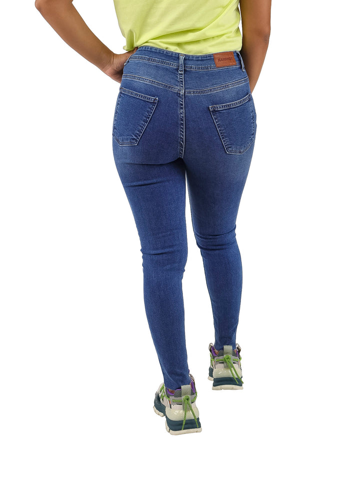 Jeans ajustados color azul con detalles de roturas en las piernas.