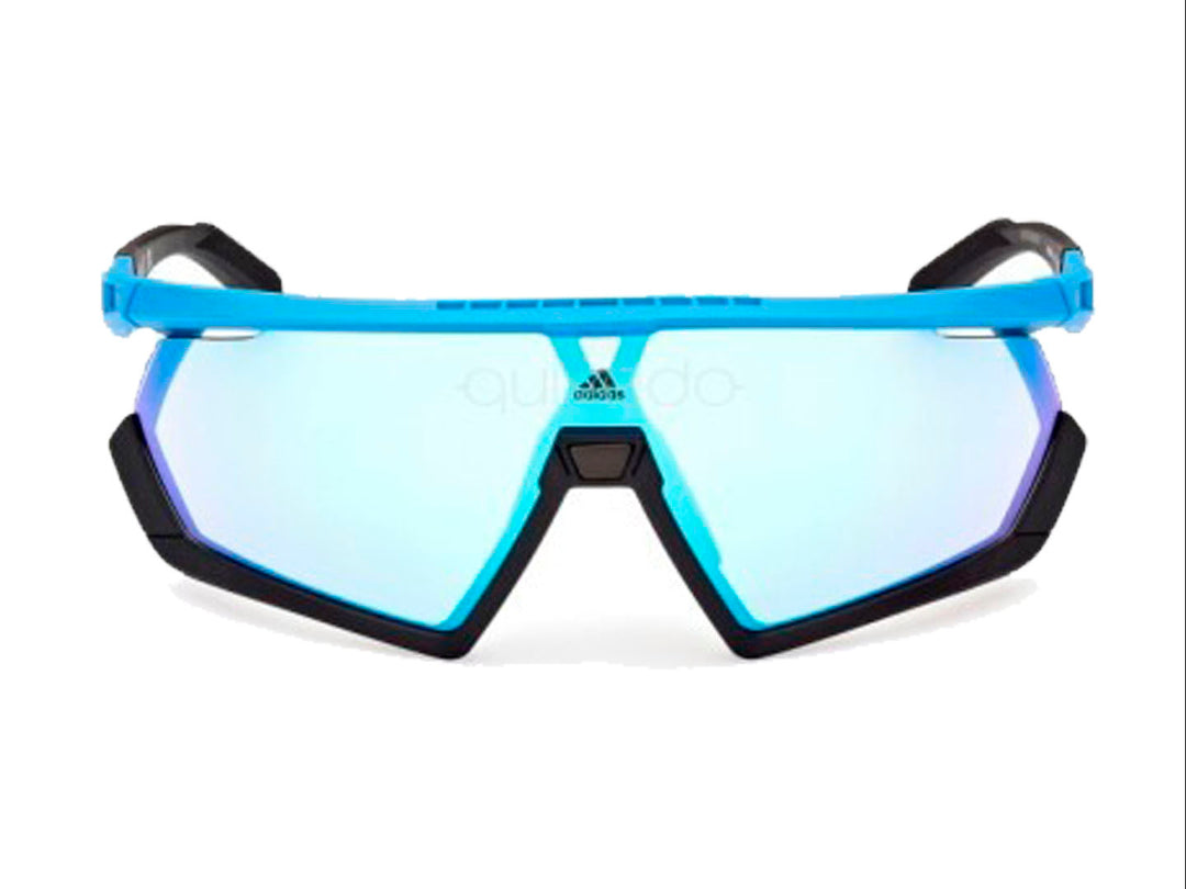 Lentes de sol deportivos Adidas en color azul y negro con cristales espejados.