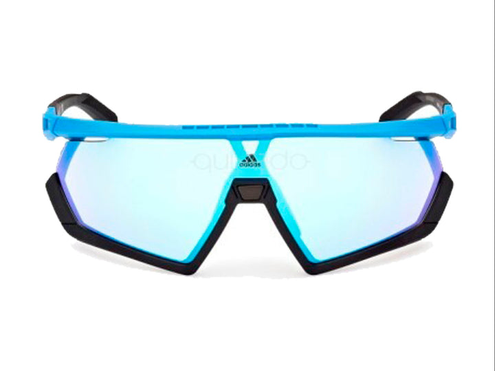 Lentes de sol deportivos Adidas en color azul y negro con cristales espejados.
