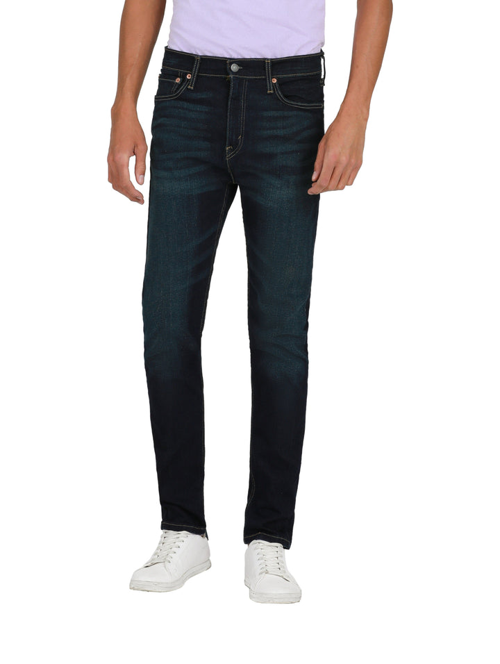 Hombre vistiendo pantalones Levi&
