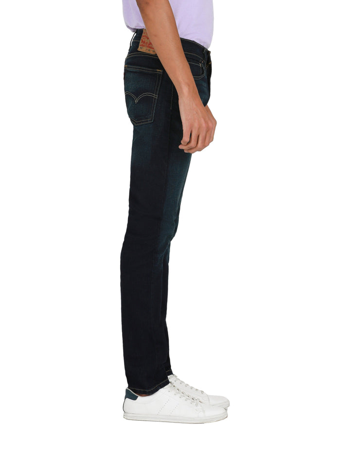 Hombre vistiendo pantalones Levi&