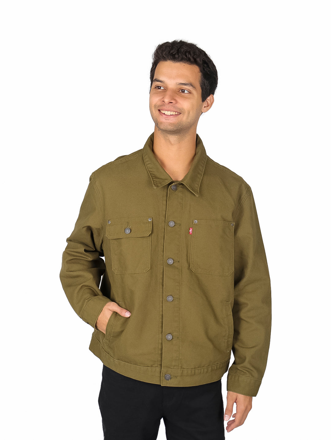 Hombre vistiendo una chaqueta trucker de color verde oliva oscuro.