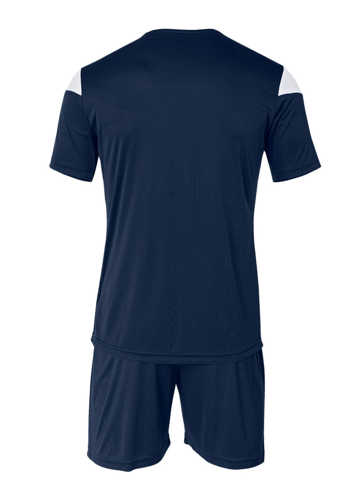 Conjunto deportivo Joma para niño en color azul marino con detalles blancos en los hombros, incluye camiseta y shorts.