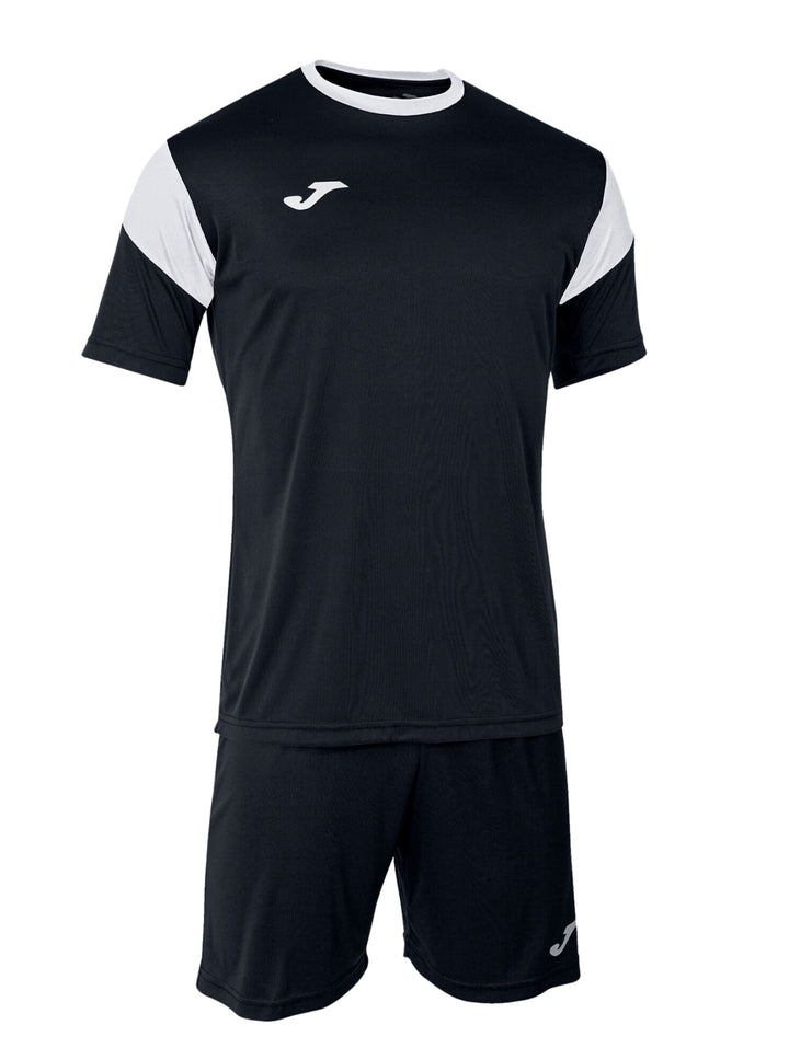 Conjunto deportivo Joma para niño en color negro con detalles blancos, incluye camiseta y short.