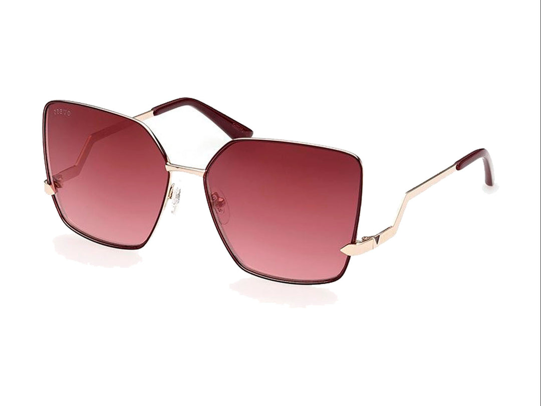 Lentes de sol GUESS para mujer con armazón dorado y cristales cuadrados en color guinda degradado.