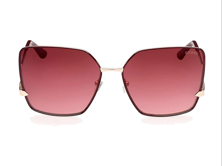 Lentes de sol GUESS para mujer con armazón dorado y cristales cuadrados en color guinda degradado.