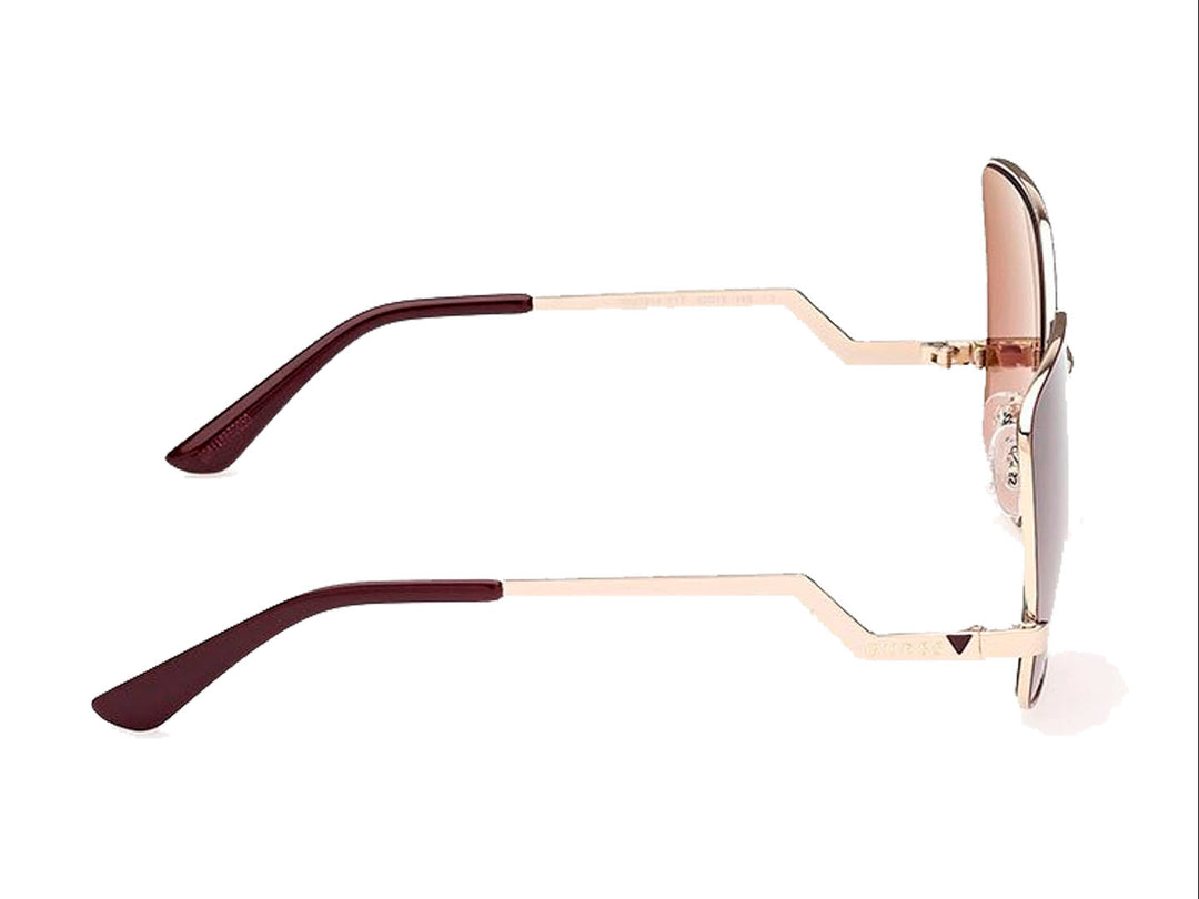 Lentes de sol GUESS para mujer con armazón dorado y cristales cuadrados en color guinda degradado.