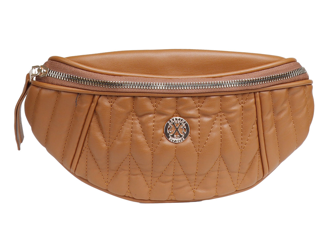 Bolso tipo canguro color marrón con acabado acolchado y cierre metálico plateado de la marca Felianna.