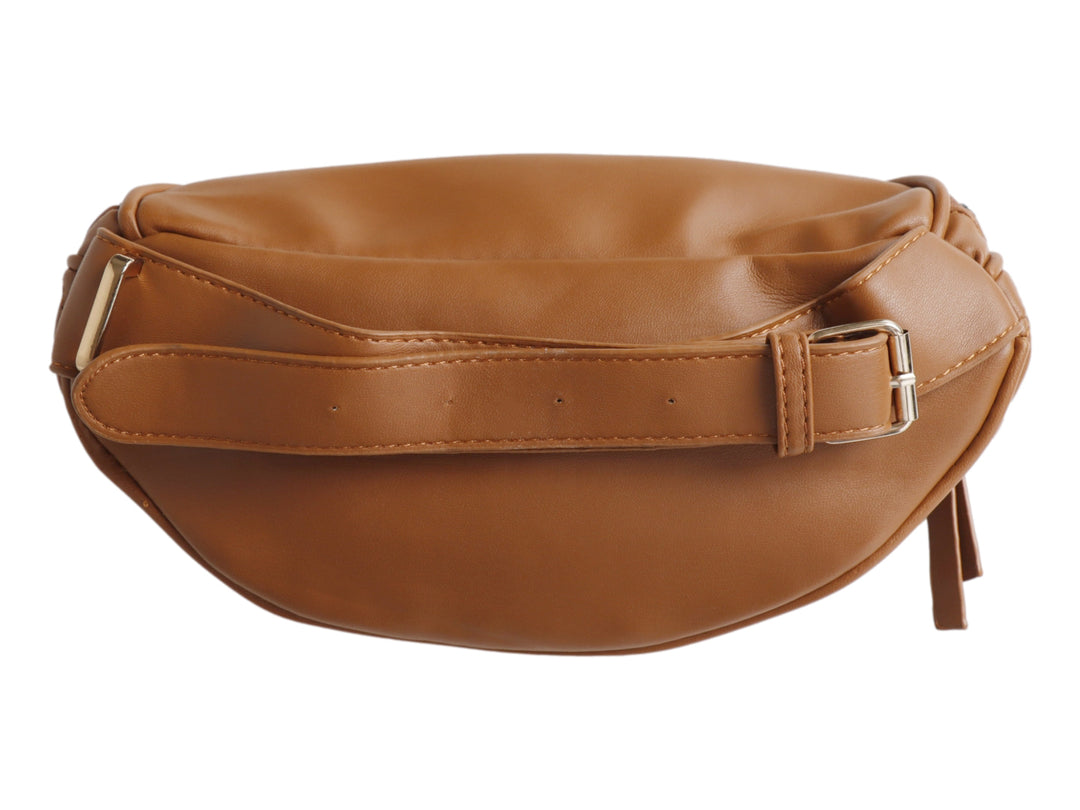 Bolso tipo canguro color marrón con acabado acolchado y cierre metálico plateado de la marca Felianna.
