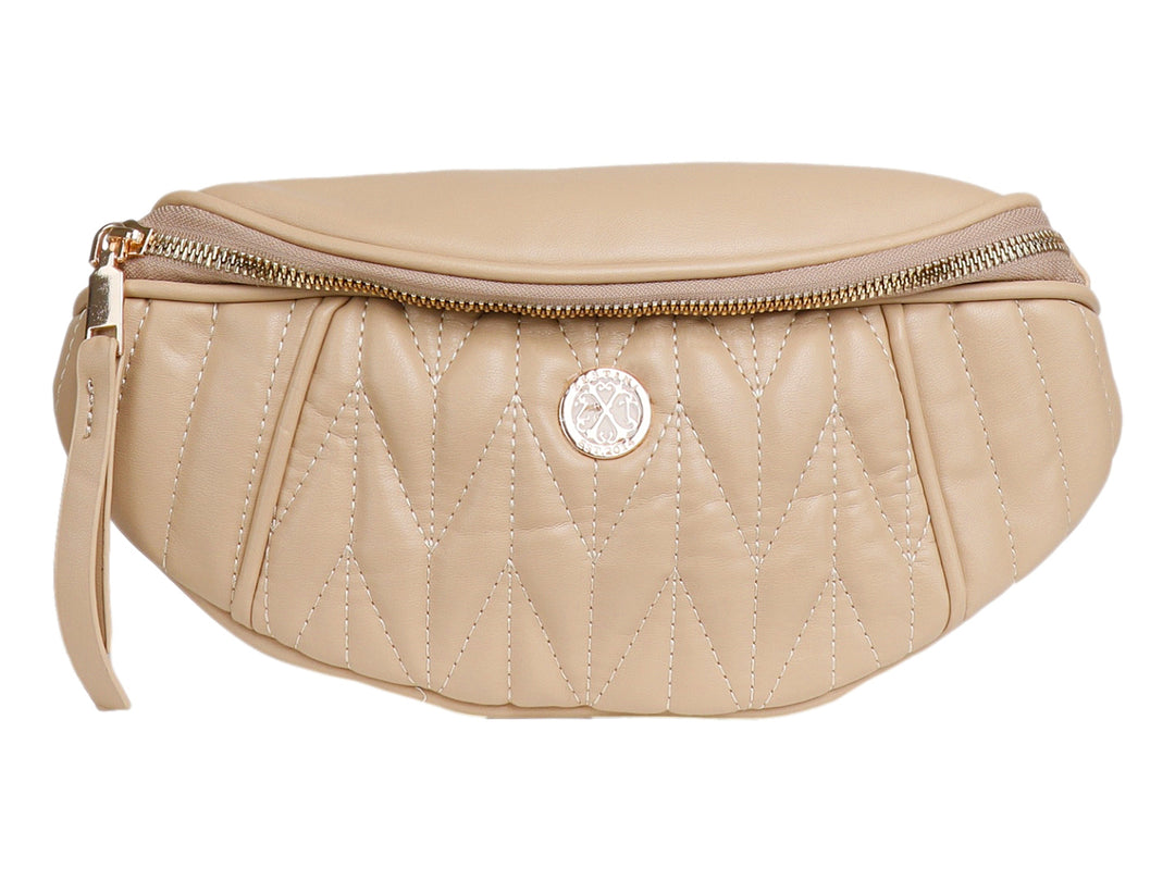 Bolsa bandolera color taupe con diseño acolchado en rombos y cierre metálico dorado.