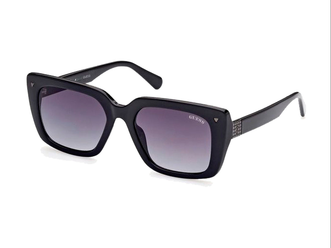Lentes de sol GUESS para mujer en color negro con cristales degradados y montura cuadrada brillante.
