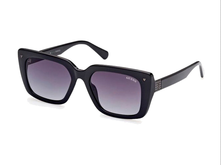 Lentes de sol GUESS para mujer en color negro con cristales degradados y montura cuadrada brillante.