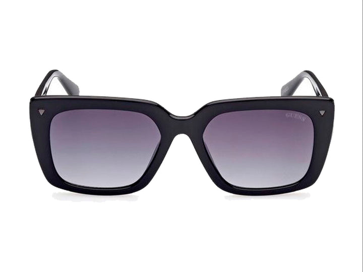 Lentes de sol GUESS para mujer en color negro con cristales degradados y montura cuadrada brillante.