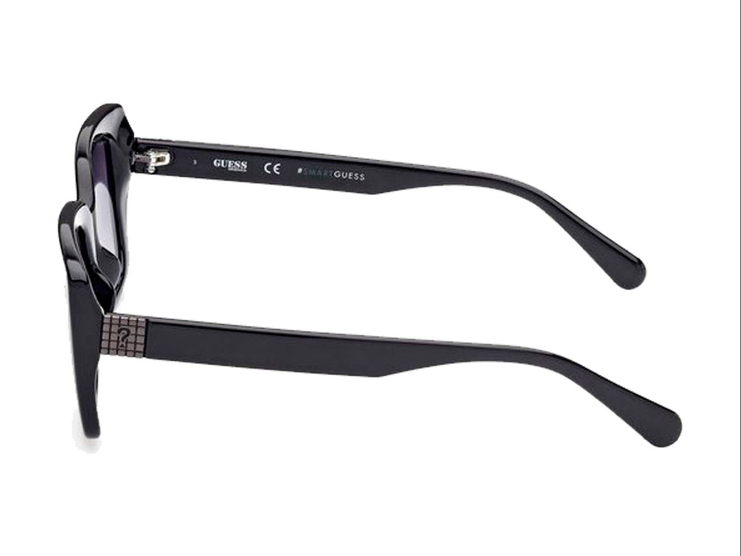 Lentes de sol GUESS para mujer en color negro con cristales degradados y montura cuadrada brillante.