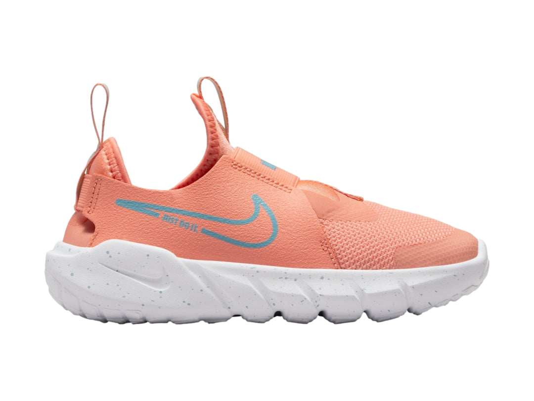 Tenis Nike Flex Runner 2 en color Crimson Bliss con suela blanca y detalles en azul para niños.