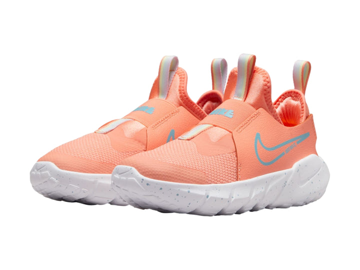 Tenis Nike Flex Runner 2 en color Crimson Bliss con suela blanca y detalles en azul para niños.