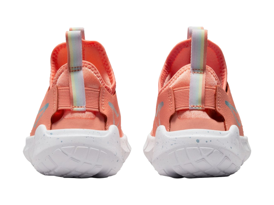 Tenis Nike Flex Runner 2 en color Crimson Bliss con suela blanca y detalles en azul para niños.
