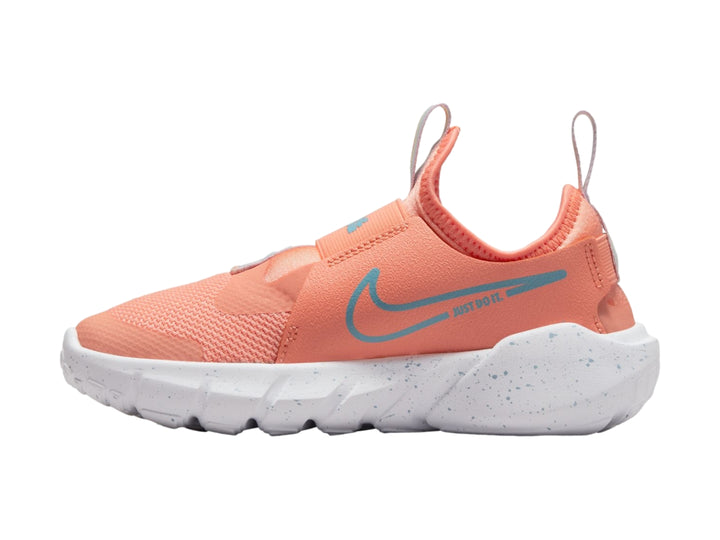 Tenis Nike Flex Runner 2 en color Crimson Bliss con suela blanca y detalles en azul para niños.