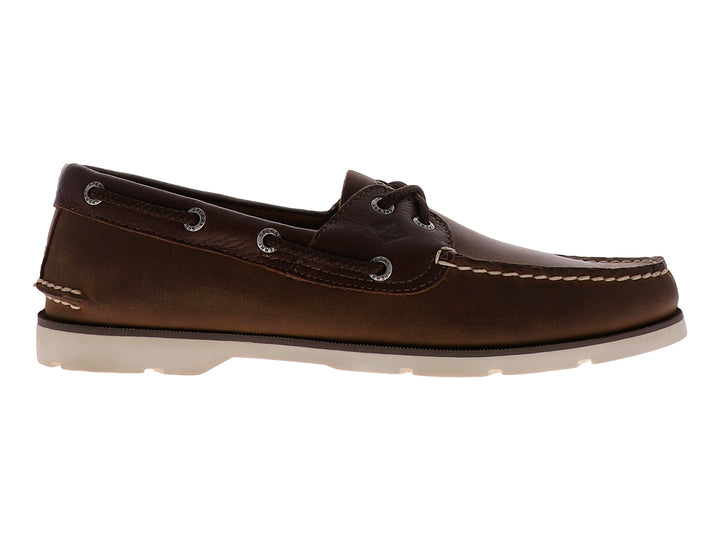 Zapato náutico de cuero marrón con suela blanca y detalles de costura blanca.