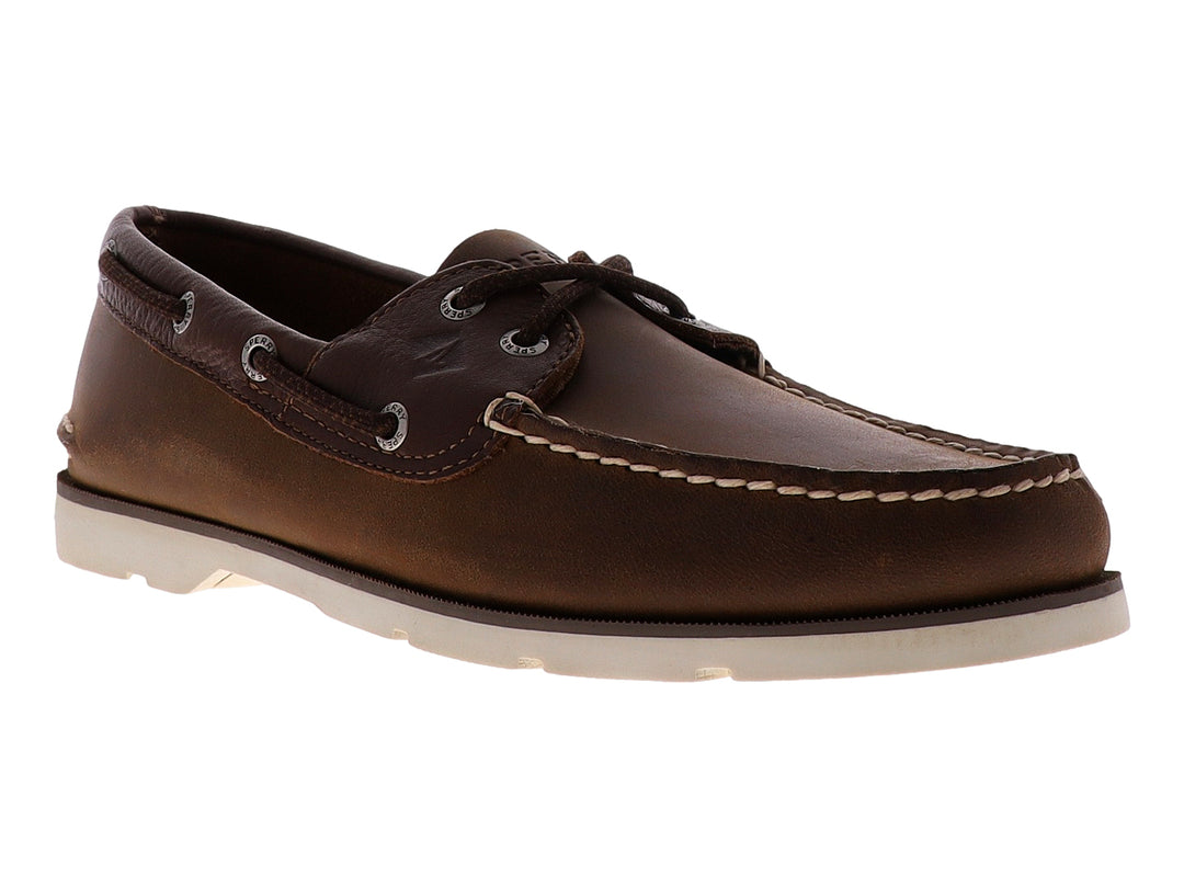 Zapato náutico de cuero marrón con suela blanca y detalles de costura blanca.