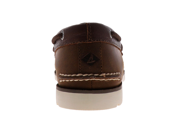 Zapato náutico de cuero marrón con suela blanca y detalles de costura blanca.