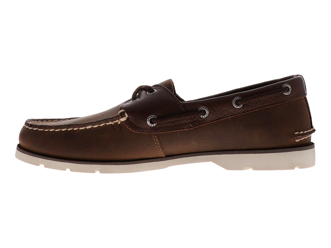Zapato náutico de cuero marrón con suela blanca y detalles de costura blanca.