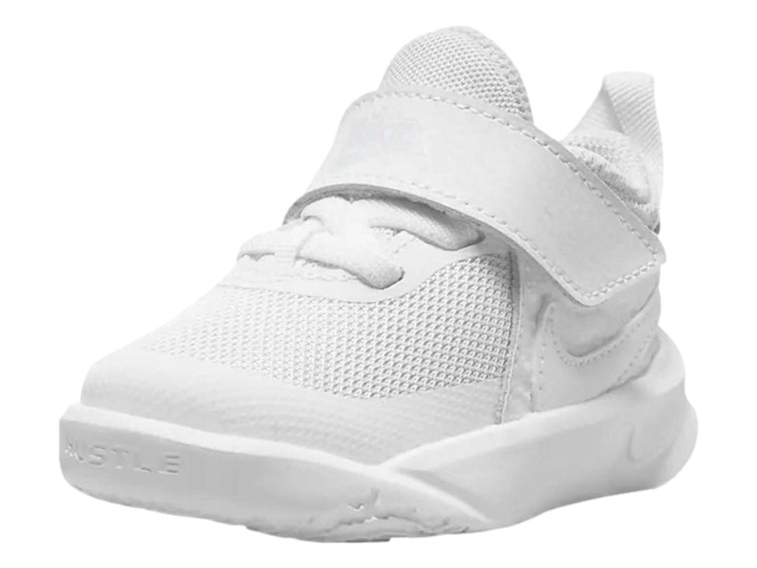Tenis Nike Team Hustle D 10 para niño en color blanco con cierre de correa y agujetas.