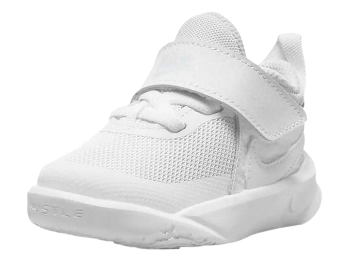 Tenis Nike Team Hustle D 10 para niño en color blanco con cierre de correa y agujetas.