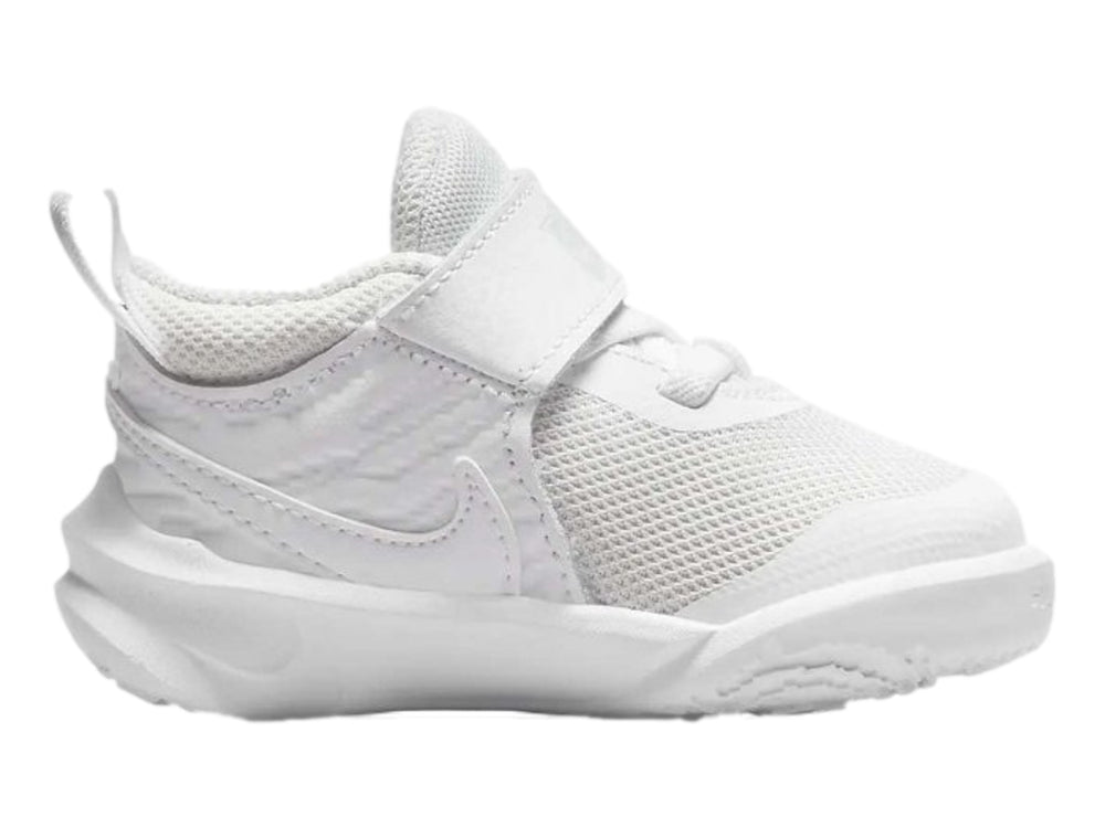 Tenis Nike Team Hustle D 10 para niño en color blanco con cierre de correa y agujetas.
