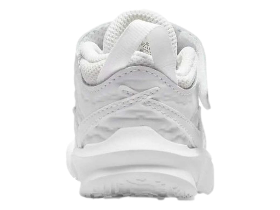 Tenis Nike Team Hustle D 10 para niño en color blanco con cierre de correa y agujetas.