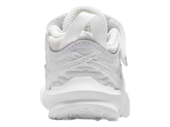 Tenis Nike Team Hustle D 10 para niño en color blanco con cierre de correa y agujetas.