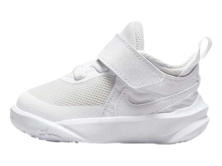 Tenis Nike Team Hustle D 10 para niño en color blanco con cierre de correa y agujetas.