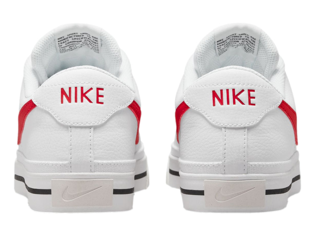 Tenis Nike blancos con logotipo rojo y una línea negra delgada en la suela.