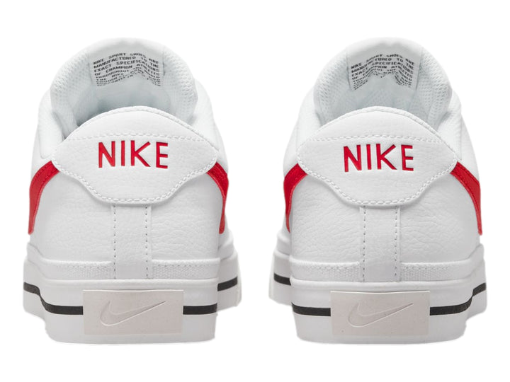 Tenis Nike blancos con logotipo rojo y una línea negra delgada en la suela.