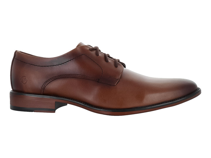 Zapato Oxford para hombre en color café de cuero brillante con cordones y suela negra.